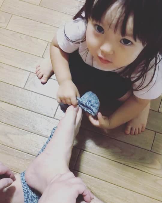 のインスタグラム：「#初めてのくつ下」