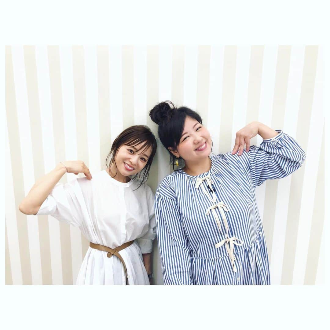 馬場園梓さんのインスタグラム写真 - (馬場園梓Instagram)「へい♪  今朝 放送されました 「スッキリ」の、 お願いビューティーチャーの コーデ対決のコーナーに出させていただいておりました☺︎ 見てくださったみなさま、 誠にありがとうございました！  またまた田中 亜希子さんとご一緒させていただいて嬉しかったです♪  おっとりしていて小さくてとても可愛くて激烈に好き♡ 「Luck･Rack Clearance Market コーナン港北インター店」 さんにお世話になりました。  アウトレットのセレクトショップなので、 お洋服や、 バック、 靴、 雑貨 など、 新品で いい品がめちゃくちゃ安いです。  大きくてかわいいトートバッグが1290円だったので、 帰りに買いました♪  撮影にご協力いただき、 ありがとうございました！  そして  こちらのストライプのステキなワンピース は、 pou dou dou です！  ですので  ルン♪  #yeah #nice #exciting #スッキリ #お願い #ビューティーチャー #コーデ対決 #ラックラック #アウトレット #ワンピース  #poudoudou #球体 #興奮 #ルン♪」7月15日 19時25分 - babazonoazusa