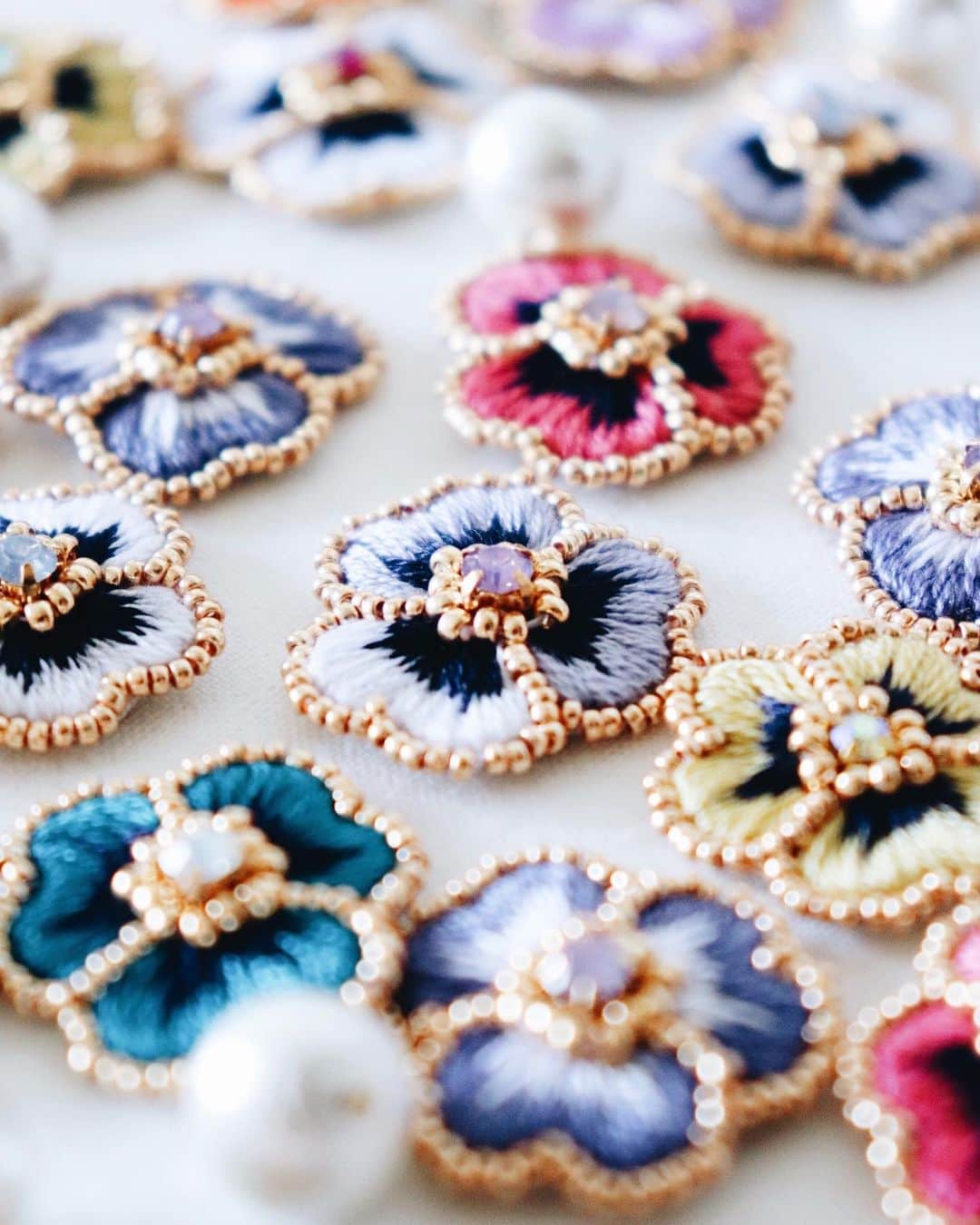 handmade shopのインスタグラム：「追加制作していた一粒パンジーがたくさん出来上がりました✨﻿﻿ ﻿﻿ 裏を仕上げずに持っていくので﻿﻿ ピアス、イヤリングをお選びいただけます😊﻿﻿ ﻿ 裏が仕上がっていないものをご購入された方は﻿ 後日 裏を仕上げて発送いたします🌼﻿ ﻿﻿﻿ ﻿﻿﻿﻿﻿ 🌱7/20,21 HMJ ビッグサイト ブースno.B-193」