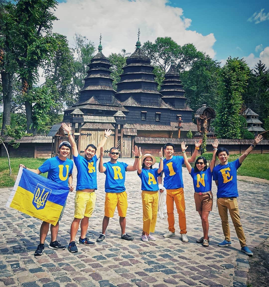 アイス・サランユーのインスタグラム：「7 wonders เหล่าตัวพ่อตัวแม่ผู้เดินทางตะลุยรอบโลก  เกือบร้อย&ร้อยกว่าประเทศทุกคน  ต่างคนต่างบินมา!!นัดเจอกันเมืองต่างๆ  เพื่อไปจุดหมายเดียวกัน "Chernobyl" Tripนี้ เสื้อผ้าธีมน้ำเงินเหลืองเพื่อการณ์นี้ #museumoffolkarchitecture  #icesarunyuaroundtheworld  #lviv #ukraine」