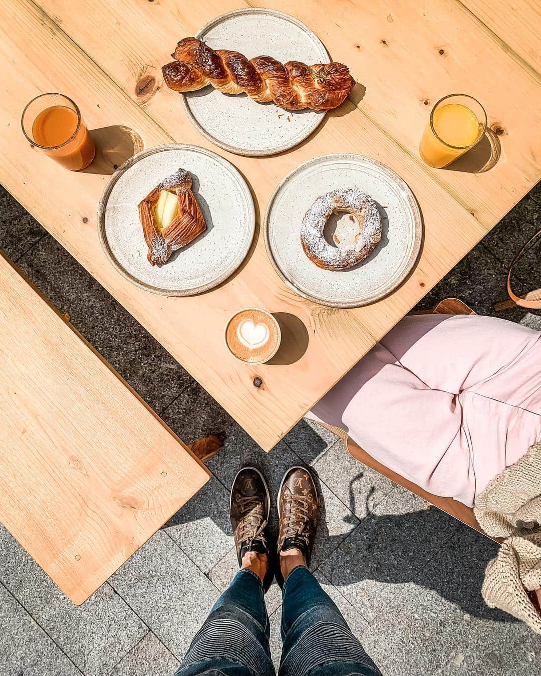 @LONDON | TAG #THISISLONDONさんのインスタグラム写真 - (@LONDON | TAG #THISISLONDONInstagram)「@MrLondon & @AlisInWorldland at @pophamsbakery - 197 Richmond Road - at #LondonFields for #FlatWhite ☕️ with @ozonecoffeeuk + rosemary & sea salt plaited croissant + bacon and maple swirl + hazelnut & praline + melon & 27 layers of beautiful pastry! 😱 Cold pressed juices and a partridge in a pear tree! 🤣 Ok wrong time of year, but you get the idea...! 🙏🏼❤️ // #thisislondon #london #londonlife #londonfood #londoncoffeeshops」7月15日 19時32分 - london