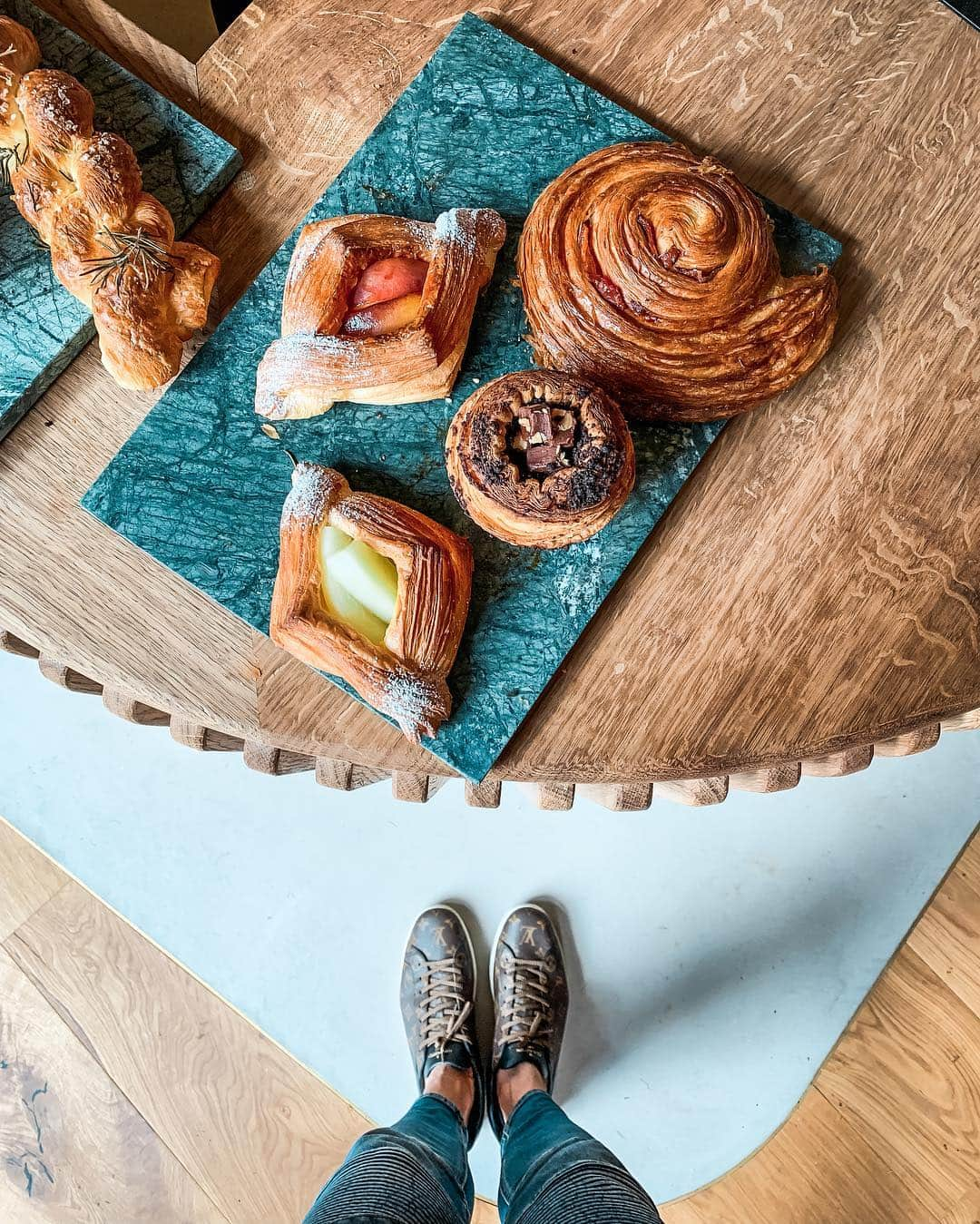 @LONDON | TAG #THISISLONDONさんのインスタグラム写真 - (@LONDON | TAG #THISISLONDONInstagram)「@MrLondon & @AlisInWorldland at @pophamsbakery - 197 Richmond Road - at #LondonFields for #FlatWhite ☕️ with @ozonecoffeeuk + rosemary & sea salt plaited croissant + bacon and maple swirl + hazelnut & praline + melon & 27 layers of beautiful pastry! 😱 Cold pressed juices and a partridge in a pear tree! 🤣 Ok wrong time of year, but you get the idea...! 🙏🏼❤️ // #thisislondon #london #londonlife #londonfood #londoncoffeeshops」7月15日 19時32分 - london