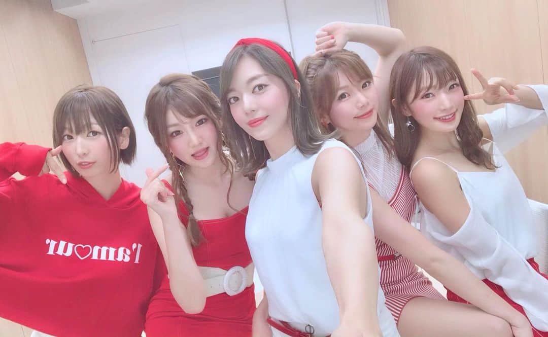 日比ゆりのインスタグラム：「✩ 踊った🐒💓 . #うみんちゅ #レースクイーン #rq #girls #japanesegirl #粉我 #撮影会 #red #white #kpop #tt #dance #💓」