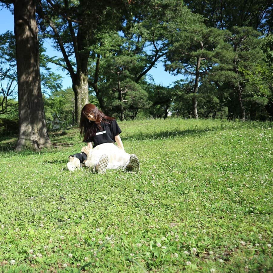 野村日香理さんのインスタグラム写真 - (野村日香理Instagram)「#きょこ ちょびと一緒の撮影に呼んでいただけたので、 念願のペアルック☆🐶vagueの黒T、タオルみたいにさらさらで涼しくてお気に入りです♡  久しぶりにちょびと一緒の時間を過ごせて幸せでした✨ 愛おしいです。。ずっとぎゅーってしていたい💓 #おやすみなさい ⭐️ #リンクコーデ #愛犬とペアルック #愛犬とデート #おしゃれ犬 #ちわわなしでは生きていけません会 #vague #vaguedogwear #hikarinコーデ」7月15日 19時39分 - nomura.hikari