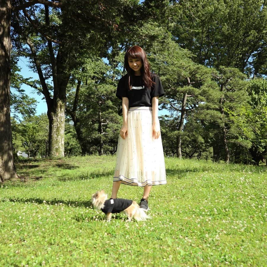 野村日香理さんのインスタグラム写真 - (野村日香理Instagram)「#きょこ ちょびと一緒の撮影に呼んでいただけたので、 念願のペアルック☆🐶vagueの黒T、タオルみたいにさらさらで涼しくてお気に入りです♡  久しぶりにちょびと一緒の時間を過ごせて幸せでした✨ 愛おしいです。。ずっとぎゅーってしていたい💓 #おやすみなさい ⭐️ #リンクコーデ #愛犬とペアルック #愛犬とデート #おしゃれ犬 #ちわわなしでは生きていけません会 #vague #vaguedogwear #hikarinコーデ」7月15日 19時39分 - nomura.hikari
