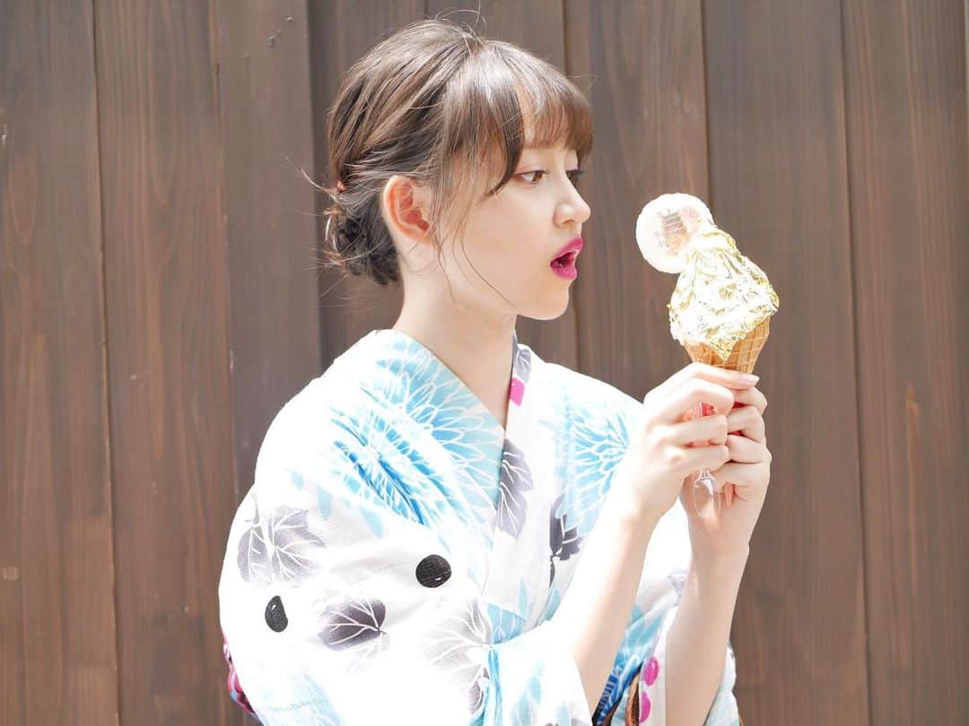 下口ひななのインスタグラム：「金箔ソフトクリーム🍦﻿ ﻿ ﻿ ﻿ めちゃめちゃ美味しかった😋﻿ 夏はやっぱり冷たいものに限るね！！！﻿ ﻿ #金箔ソフト #京都 #浴衣  #美味しい  #溶ける危ない危ない #もう少しで18歳  #ドキドキ」