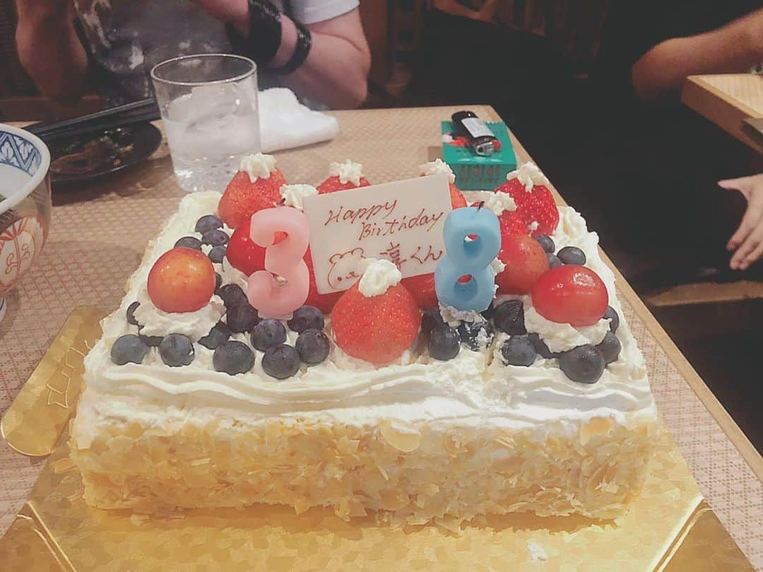 YOMIさんのインスタグラム写真 - (YOMIInstagram)「皆、昨日は俺の誕生日を祝ってくれて本当にありがとう！凄くhappyな誕生日になりました〜。サプライズで親友の平くんが祝いに来てくれたり、RUKAさんがライヴ前にお花持って会いに来てくれたり嬉しかったなー。  そしてTAKE NO BREAKメンバー&スタッフ達もありがとう！これからもチーム一丸となってファンの皆に楽しんでもらえるツアーにしていきましょう〜。 次は7月21日 千葉LOOKで会おう！！ ※ケーキの件は明日のTNB.chで。 TNB.chでも誕生日お祝いして頂きます〜。 #昨日 #打ち上げ #ケーキ #食べた #美味しかった #筋肉痛 #なう」7月15日 19時40分 - nightmare.yomi