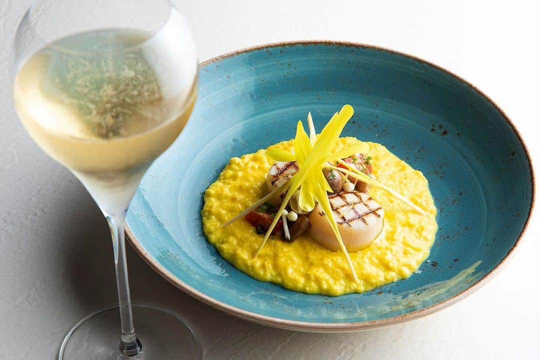のインスタグラム：「【ハッピー・アペタイザー泡（アワー）🥂】﻿﻿﻿ ﻿﻿﻿ 午後5時30分～7時までに入店された方限定‼️﻿ 夏の夜のチョイ呑みに、冷えた泡（シャンパン）と総料理長自慢の美味しいアペタイザーを気軽に味わえる「ハッピー・アペタイザー泡（アワー）」。﻿ ﻿ 前菜はお好きなものをメニューから1品チョイス、グラス2杯、アミューズとパン付き！「#CENTRUM 」グリル＆ワインでどうぞ。﻿﻿﻿ ﻿﻿﻿ ﻿﻿﻿ 【お得なプラン詳細▶️ @hiltonosaka 】﻿﻿﻿ ﻿﻿﻿ ﻿﻿﻿ LINEのお友達に最新情報を配信﻿﻿﻿ ▶【ヒルトン大阪ダイニング】で検索﻿﻿ ﻿﻿ ﻿﻿ 【Happy Appetizer Hour】﻿﻿ Hilton Osaka CENTRUM restaurant has a new light meal plan, Happy Appetizer Hour, for guests visiting from 5:30pm to 7pm.﻿﻿﻿ Perfect for a summer evening, select your preferred appetizer from our chef’s exceptional menu and two drinks (red wine, white wine, champagne, or beer). An amuse-bouche and bread are included. Book now to enjoy this special plan at CENTRUM Grill & Wine.﻿﻿﻿ * The Happy Appetizer Hour plan is available until Saturday, August 31.﻿﻿﻿ ========================﻿﻿﻿ #ヒルトン大阪 #ヒルトンホテル #ヒルトン #セントラム #限定 #大阪ディナー　#ハッピーアワー #大阪ホテル　 #グリル #ワイン #シャンパン #創作料理 #アミューズ #アペタイザー #大阪ホテル #大阪グルメ #梅田グルメ ﻿#美味しいもの ﻿﻿ #HitonOsaka #Hilton #OsakaHotel #Umeda #Wine #Dinner #champagne #grill #instafood」