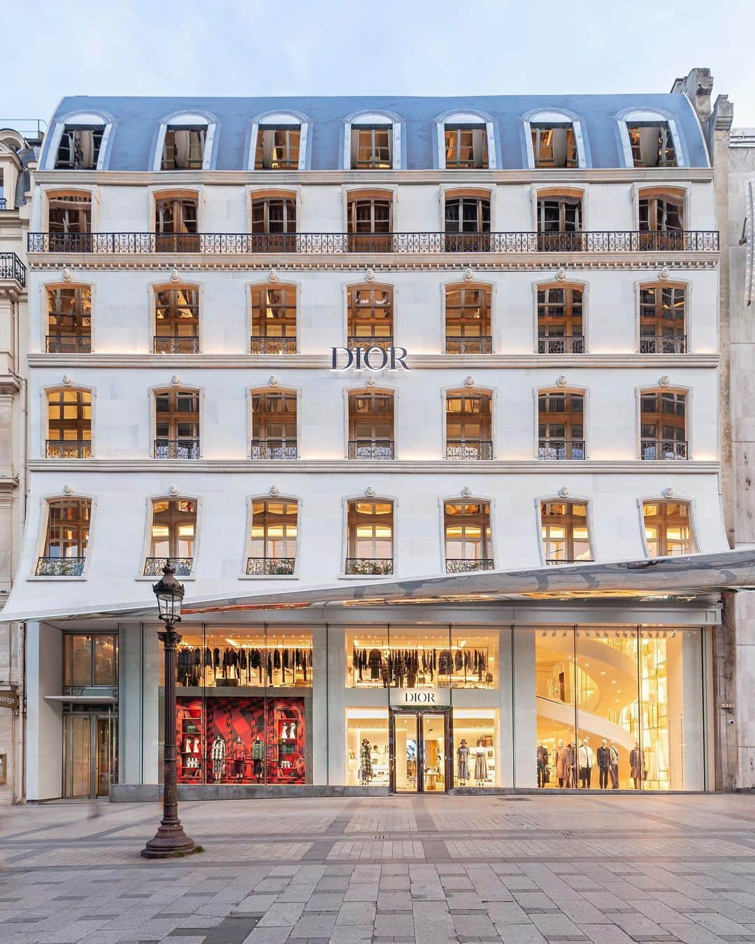 クリスチャンディオールさんのインスタグラム写真 - (クリスチャンディオールInstagram)「On one of the most beautiful avenues in the world, the new #DiorChampsElysees boutique stands majestically, surprisingly reminiscent of the House’s beloved mansion at 30 Avenue Montaigne which is evoked in a giant handmade drape covering the façade of the new store. On display inside are the women’s and men’s ready-to-wear and accessories, as well as jewelry, perfumes and Dior Maison designs, with a range of special creations and personalization services exclusive to the store, located at 127 Avenue des Champs-Elysées! © @KristenPelou」7月15日 19時43分 - dior