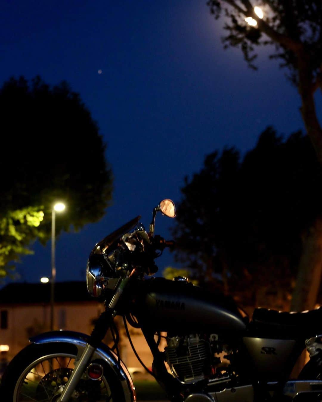 小林十市さんのインスタグラム写真 - (小林十市Instagram)「#moon #sr400」7月16日 6時34分 - monsieur_11