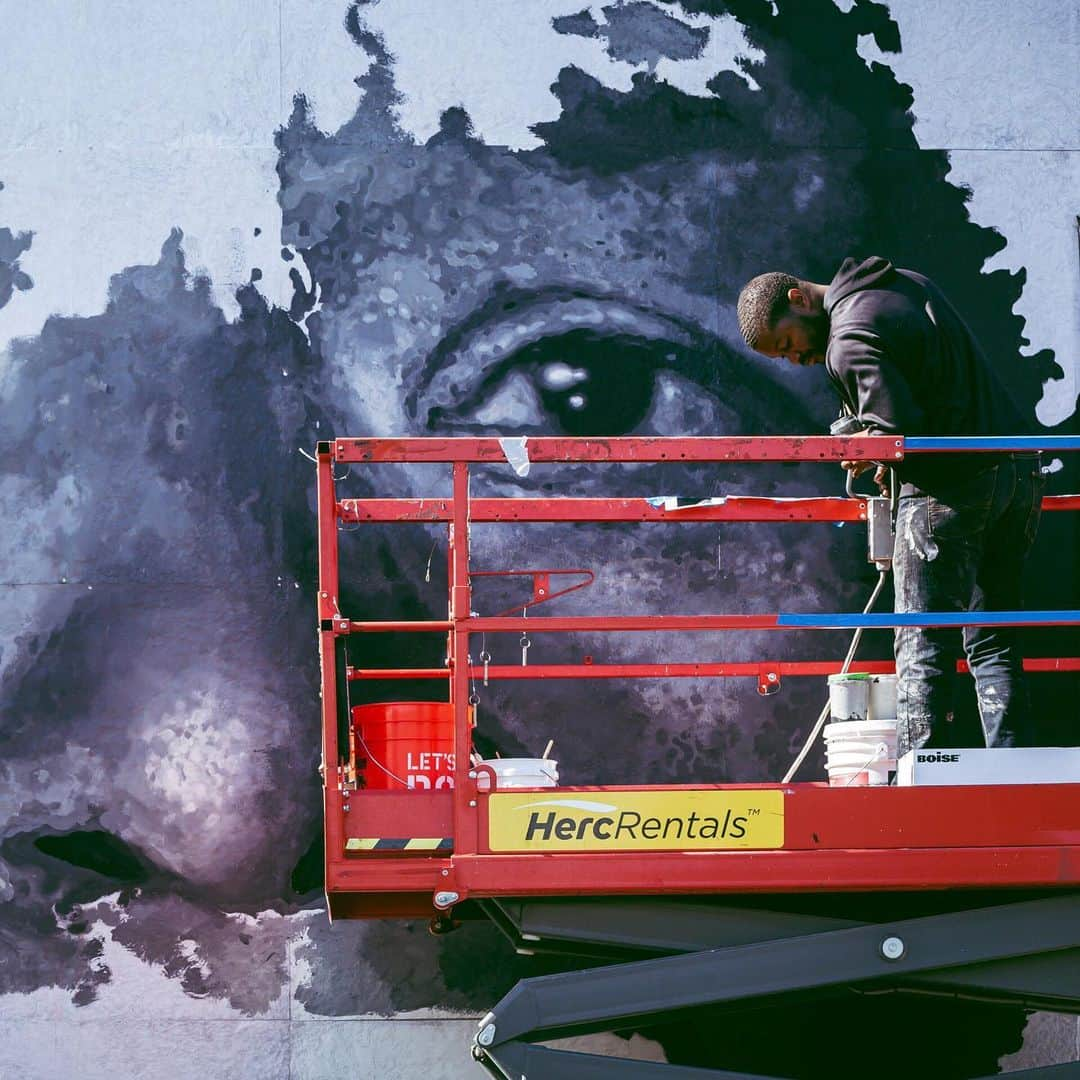 ニューヨーク・タイムズさんのインスタグラム写真 - (ニューヨーク・タイムズInstagram)「In 28 sweeping murals, more than 2 dozen artists honored the legacy of Maya Angelou at an L.A. high school that bears her name. At the #MayaAngelouMuralFestival, artists traveled from around the globe to offer their interpretations of the poet, artist and activist. Shawn Michael Warren, a Chicago-based painter, created a portrait of Angelou with a focus on her expressive eyes. “I want each viewer to feel as if her spirit rests within the mural, as if she’s staring directly at them, about to utter words of profound wisdom,” @warrenart said. Read more at the link in our bio. @the1point8 shot these photos of art by @warrenart @Nunca.art @robhill.art」7月16日 6時37分 - nytimes