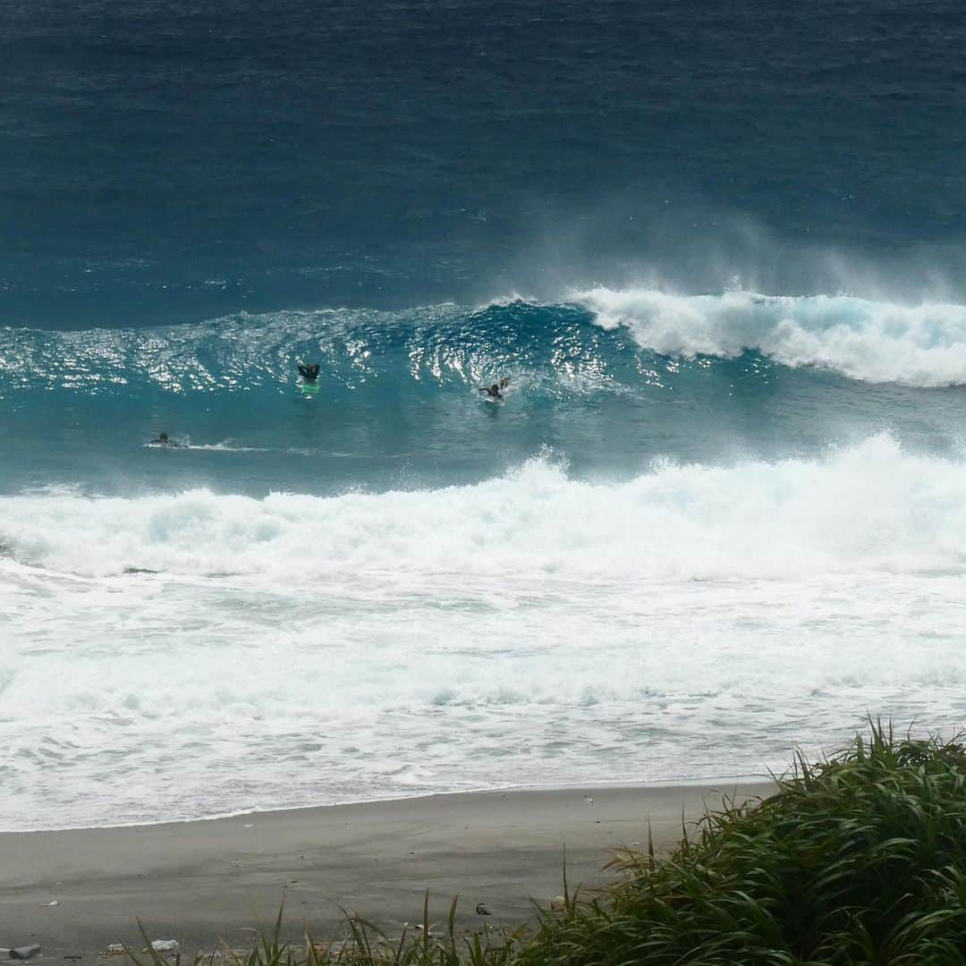 Isseki Nagaeさんのインスタグラム写真 - (Isseki NagaeInstagram)「Dangerous 2 Almost vertical😑  #niijima #新島 #surftrip #localsurfer #surfing #beach #surfinglife」7月16日 5時07分 - isseki_nagae