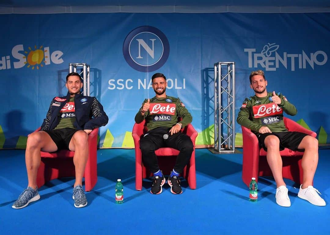 SSCナポリさんのインスタグラム写真 - (SSCナポリInstagram)「@lorinsigneofficial, @driesmertens e @kostasmanolas44 hanno incontrato i tifosi sul palco di #Dimaro19! 💙 #ForzaNapoliSempre」7月16日 5時15分 - officialsscnapoli