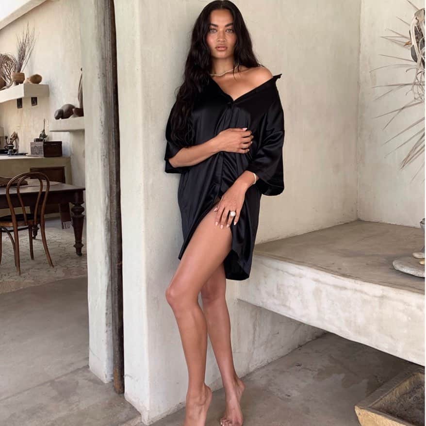 シャニーナ・シャイクのインスタグラム：「I’m excited to announce my exclusive collaboration with @johansenofficial !! I’ve created four pieces in two colour ways that are a necessity for your closet. You can wear every outfit from day to night.  The @johansenofficial X SHANINA launches July 20th 4pm (PST)  July 21st 9am (GMT) Have a look at my Instagram stories to see what pieces works for you 💋❤️」
