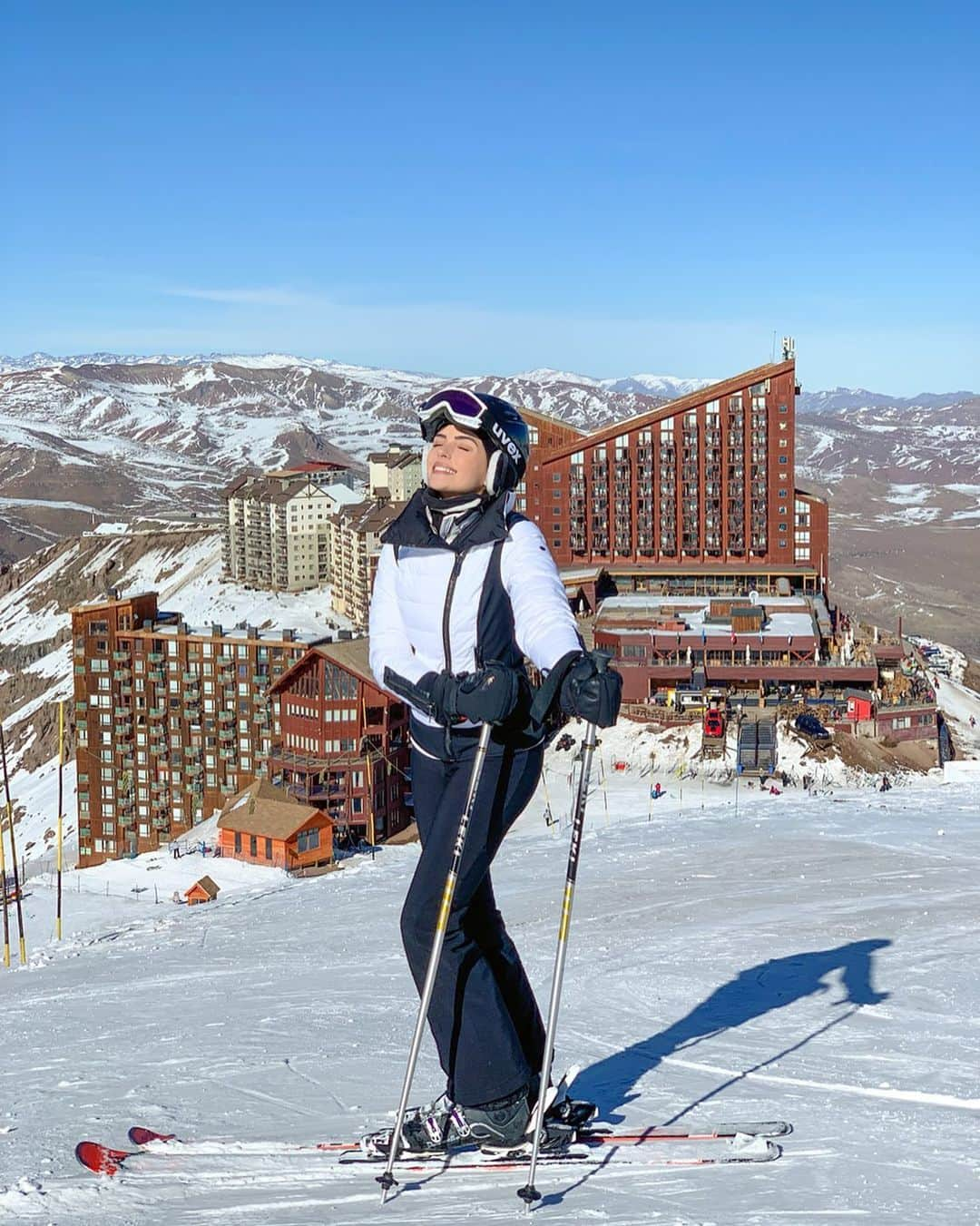 カロリーネ・セリコさんのインスタグラム写真 - (カロリーネ・セリコInstagram)「Foi muito bom! ❄️ Eu AMO esse esporte! Para quem nunca esquiou @valle_nevado é o lugar certo para aprender. Pistas amplas e fáceis, ótimos professores, hotéis para todos os bolsos, lojas de aluguel de esquis, restaurantes e tudo que você precisa em um só lugar. É prático, e fácil, um lugar para família, ou amigos! E se você já esquia e está esperando ansiosamente Janeiro chegar para ir às estações do hemisfério norte, aqui é o lugar para matar as saudades e praticar novas técnicas. #vivavalle Quem tiver dúvidas quanto ao que vestir, como é o que levar, a @lojabenevento ajuda e tem tudo!!! ⛄️」7月16日 5時23分 - cacelico