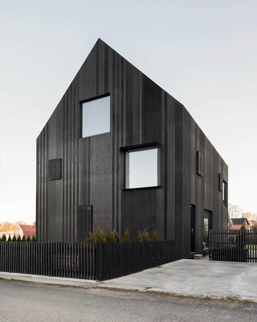 Design Milkさんのインスタグラム写真 - (Design MilkInstagram)「Just outside of Mölndal’s city center in #Gothenburg, #Sweden, @BornsteinLyckefors designed Villa Amiri with a #minimalist, all-black exterior to blend in with the diverse #architecture of the neighborhood. The simple volume, including the roof, is clad in tar-coated pine that’s often used on wooden homes in Sweden as a way to preserve the wood. 🖤 designmilk.com \\\ photos by @kallesanner」7月16日 5時26分 - designmilk