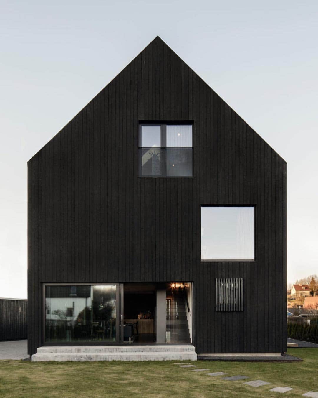 Design Milkさんのインスタグラム写真 - (Design MilkInstagram)「Just outside of Mölndal’s city center in #Gothenburg, #Sweden, @BornsteinLyckefors designed Villa Amiri with a #minimalist, all-black exterior to blend in with the diverse #architecture of the neighborhood. The simple volume, including the roof, is clad in tar-coated pine that’s often used on wooden homes in Sweden as a way to preserve the wood. 🖤 designmilk.com \\\ photos by @kallesanner」7月16日 5時26分 - designmilk
