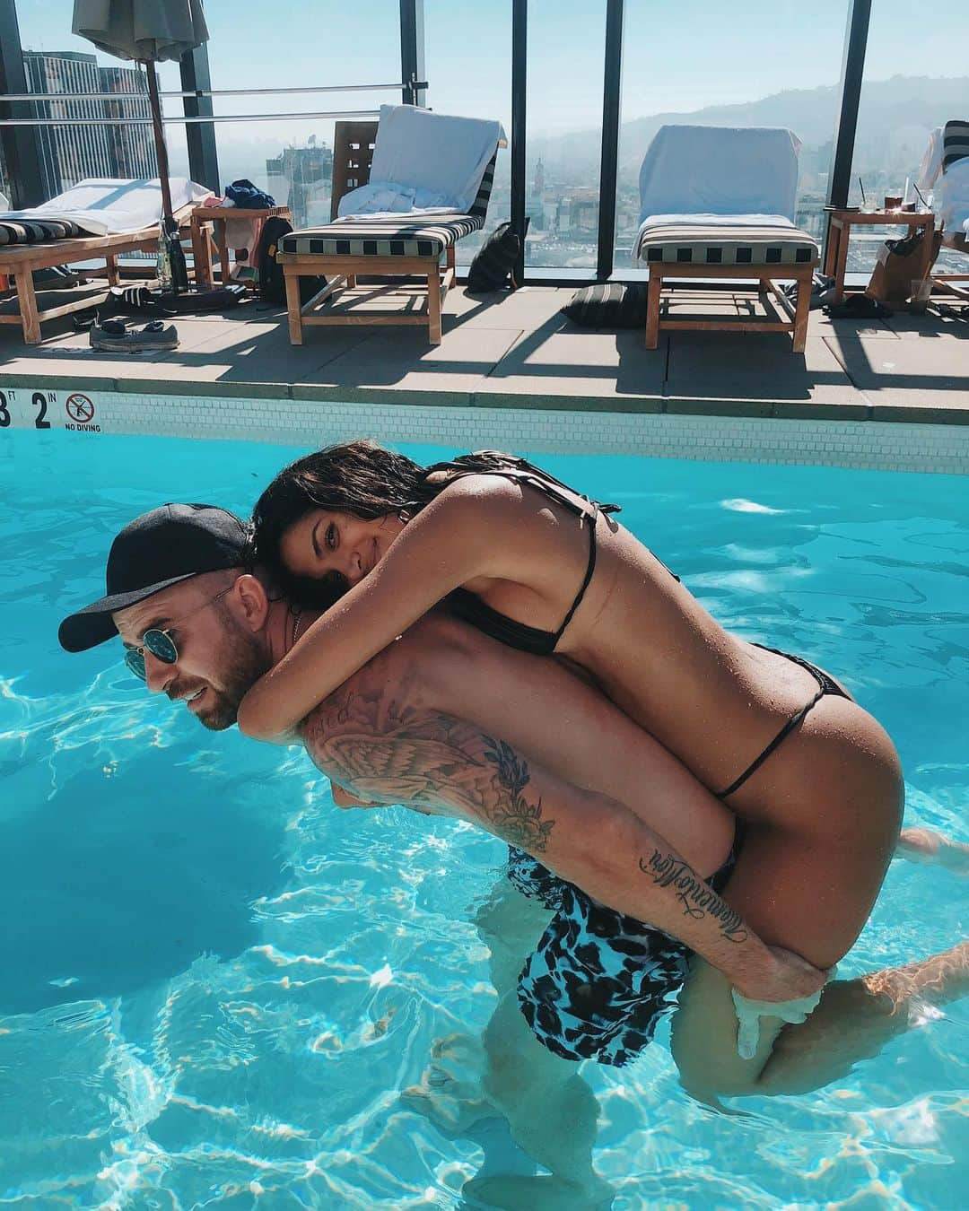 クリス・ファフのインスタグラム：「🌴Nothing quite like LA summer pool time🌴」