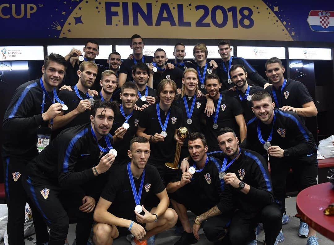 マリオ・マンジュキッチのインスタグラム：「Srebro zlatnog sjaja🥈🇭🇷 #hrvatska #ponos #malazemljavelikisnovi #worldcuprussia2018 #mm17🌪」