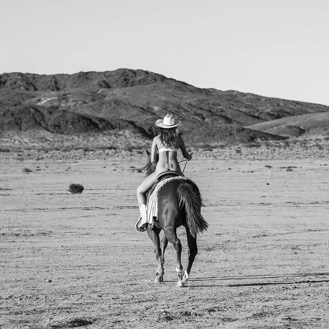 プレイボーイさんのインスタグラム写真 - (プレイボーイInstagram)「Cowboy hat from Gucci, Wrangler on my booty 🐎 #oldtownroad  July/August 2017 Pictorial featuring @oliviabrower_  Photographed by @sashaeisenman」7月16日 5時38分 - playboy