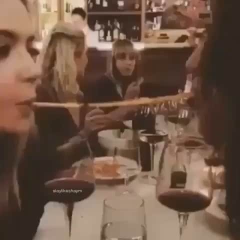 アシュレイ・ベンソンのインスタグラム：「Shmooshy @shaymitchell」