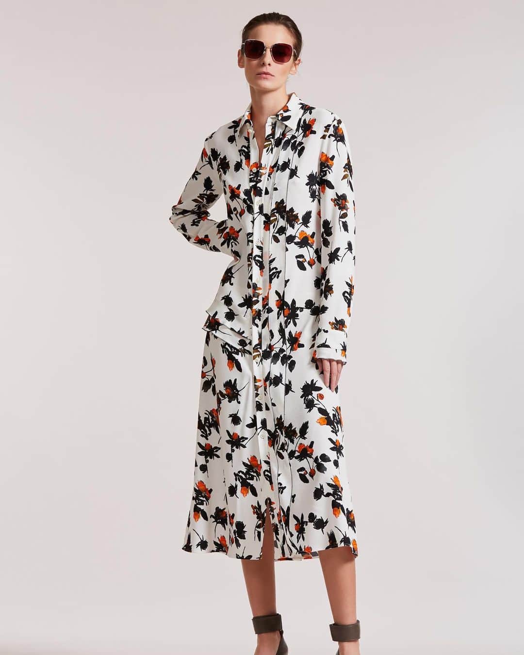 のインスタグラム：「A floral  arrangement. Link in bio to shop  #DerekLam #PF19 #collection」
