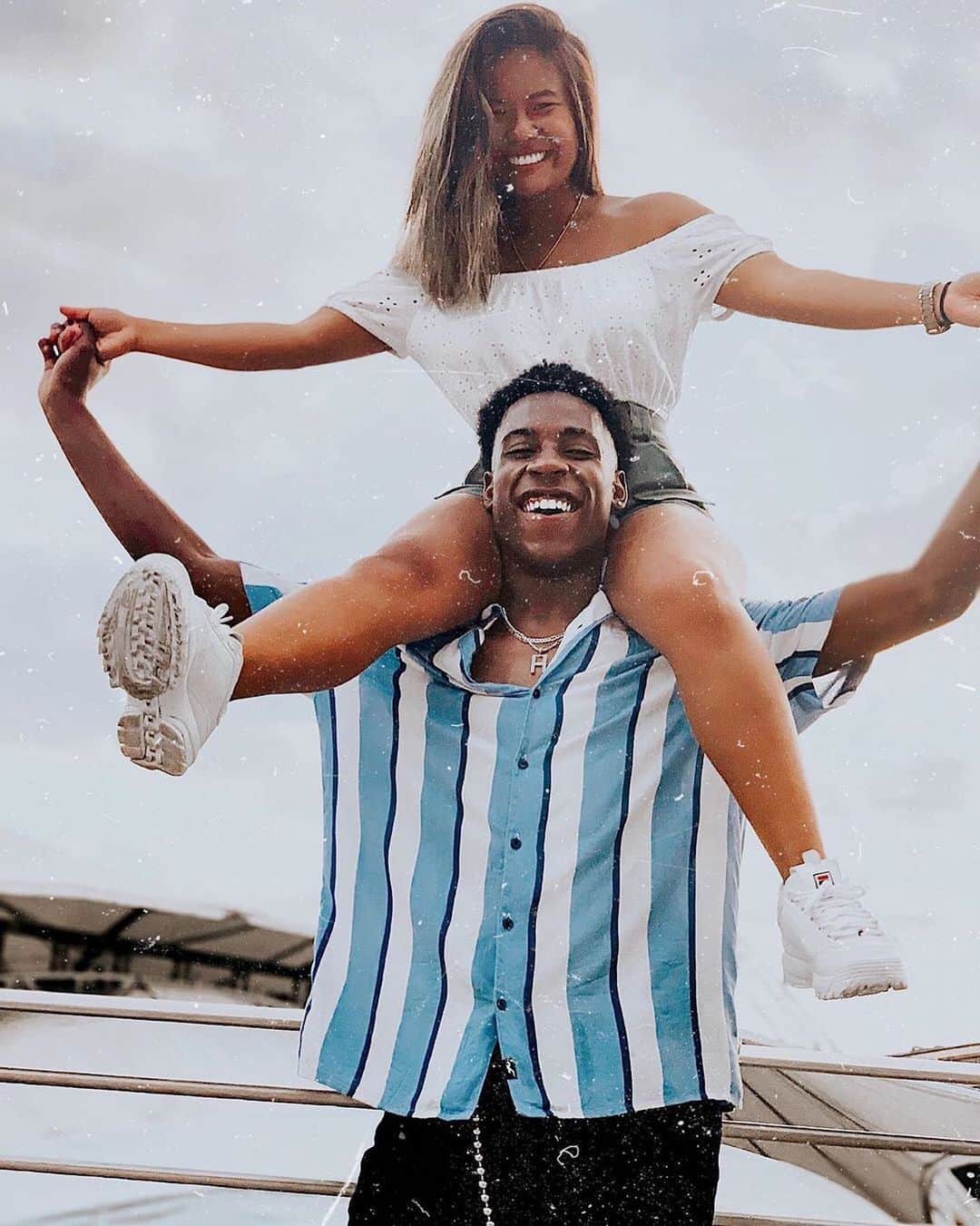 Hollister Co.さんのインスタグラム写真 - (Hollister Co.Instagram)「"Grab your loved ones and make some memories!! How do you wish to spend your summer ‘19??" Our vote: on the beach, channeling @sophiamhan's sky-high energy 💯 #HollisterCollective」7月16日 6時15分 - hollister
