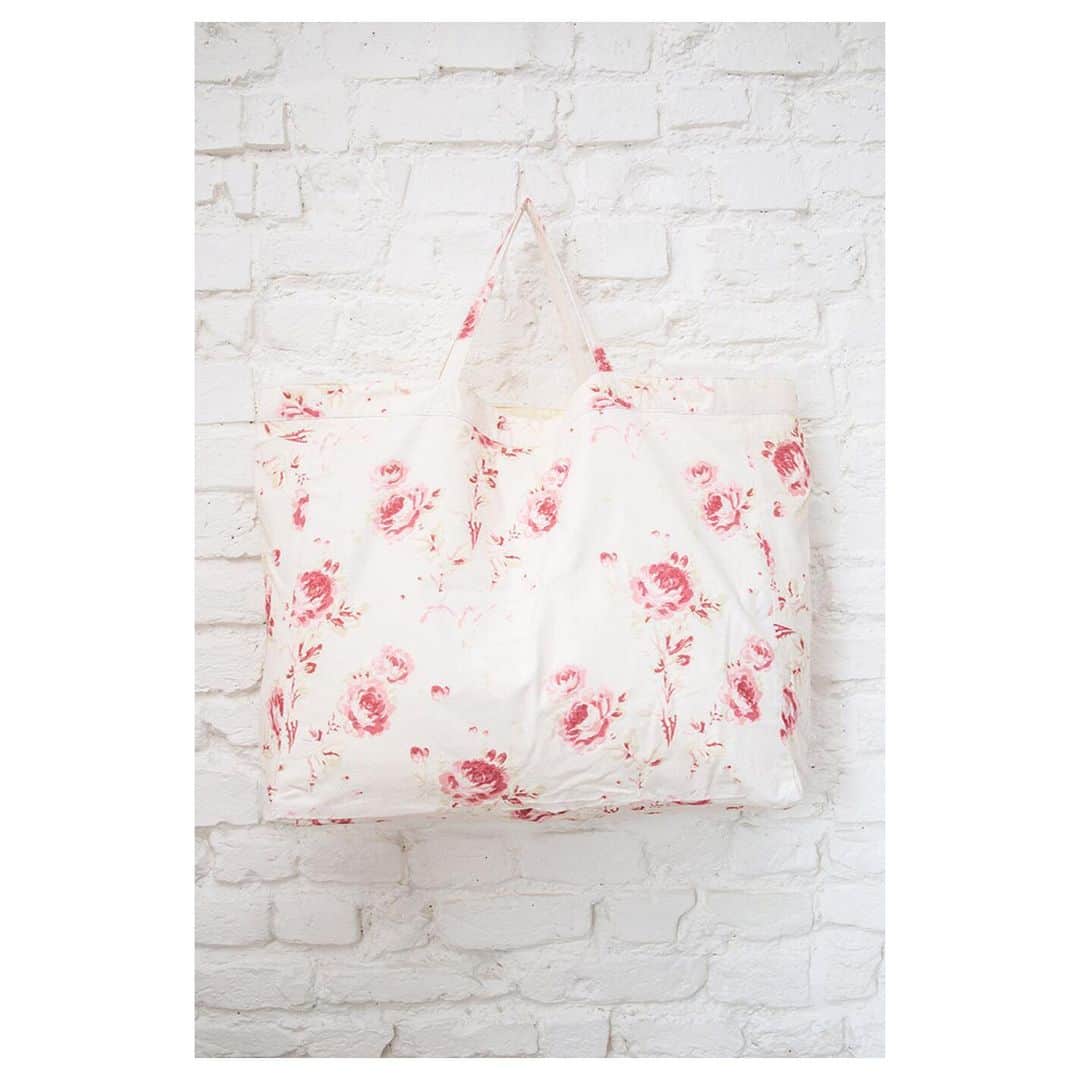 キャベジズ&ローゼズのインスタグラム：「Faded Floral Fantasies 🌸💕The Paris Bag in C&R’s exclusive Rosie Velvet print is the perfect weekender for your travels or even your staycations. Printed in England onto a creamy 100% cotton velvet base and made by hand in London. We particularly like to carry the Paris Bag when wearing the matching Savannah Dress in Rosie Velvet #newnewnew #weekendbag #travelbag #tote #printedinlondon #madeinengland #floralbag #slowfashionstyle #cabbagesandroses #cabbagesandrosesfashion @christina_strutt @cabbagesandroses_shop 👆Link In Bio👆」