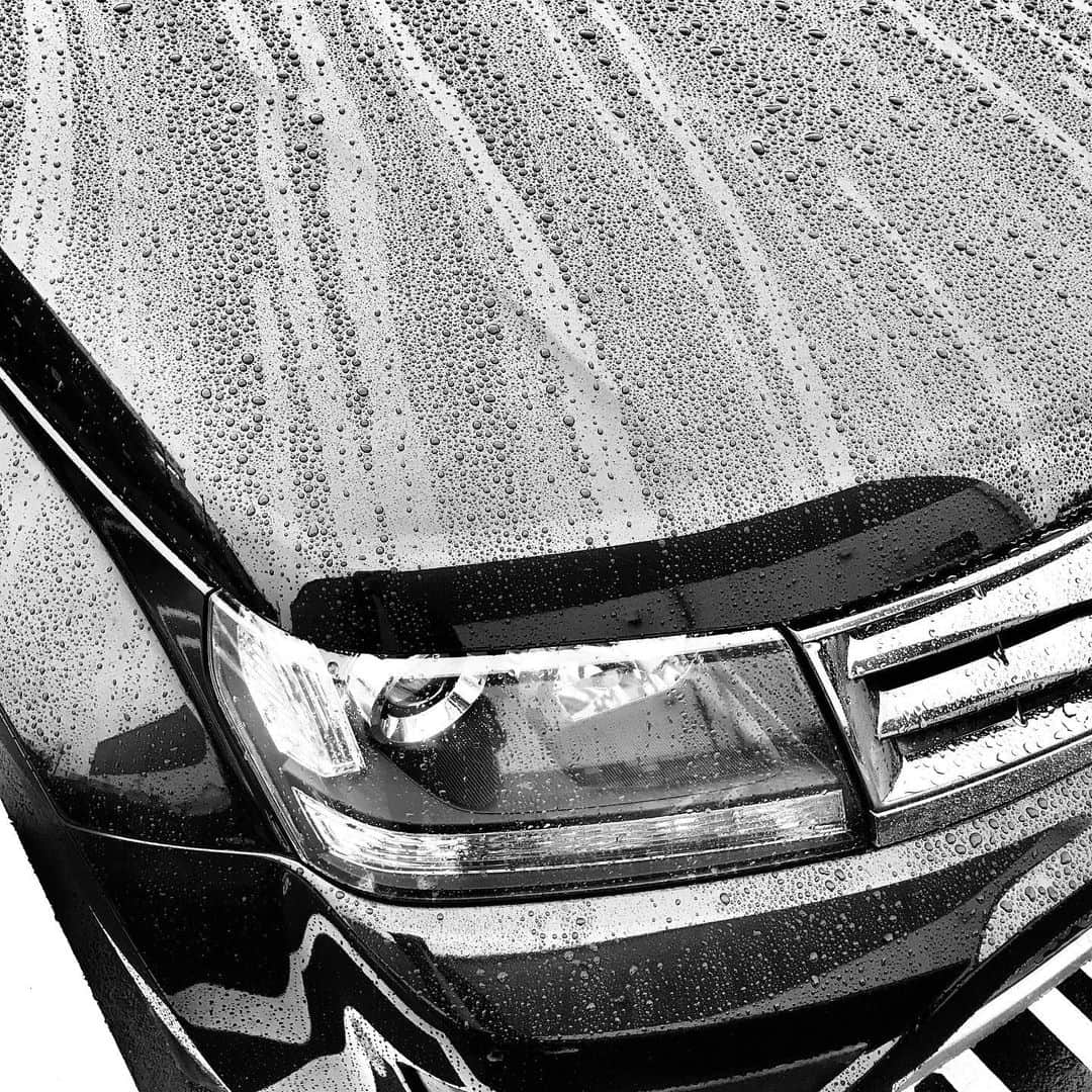sioneのインスタグラム：「今日も雨。雨続いてるけど、、、洗車したーい！！ 雨続くと段ボールが湿気で弱くなるので荷の取り扱いに気を使う。 さて、今日もご安全にー  #escudo #エスクード  #TDA4W」