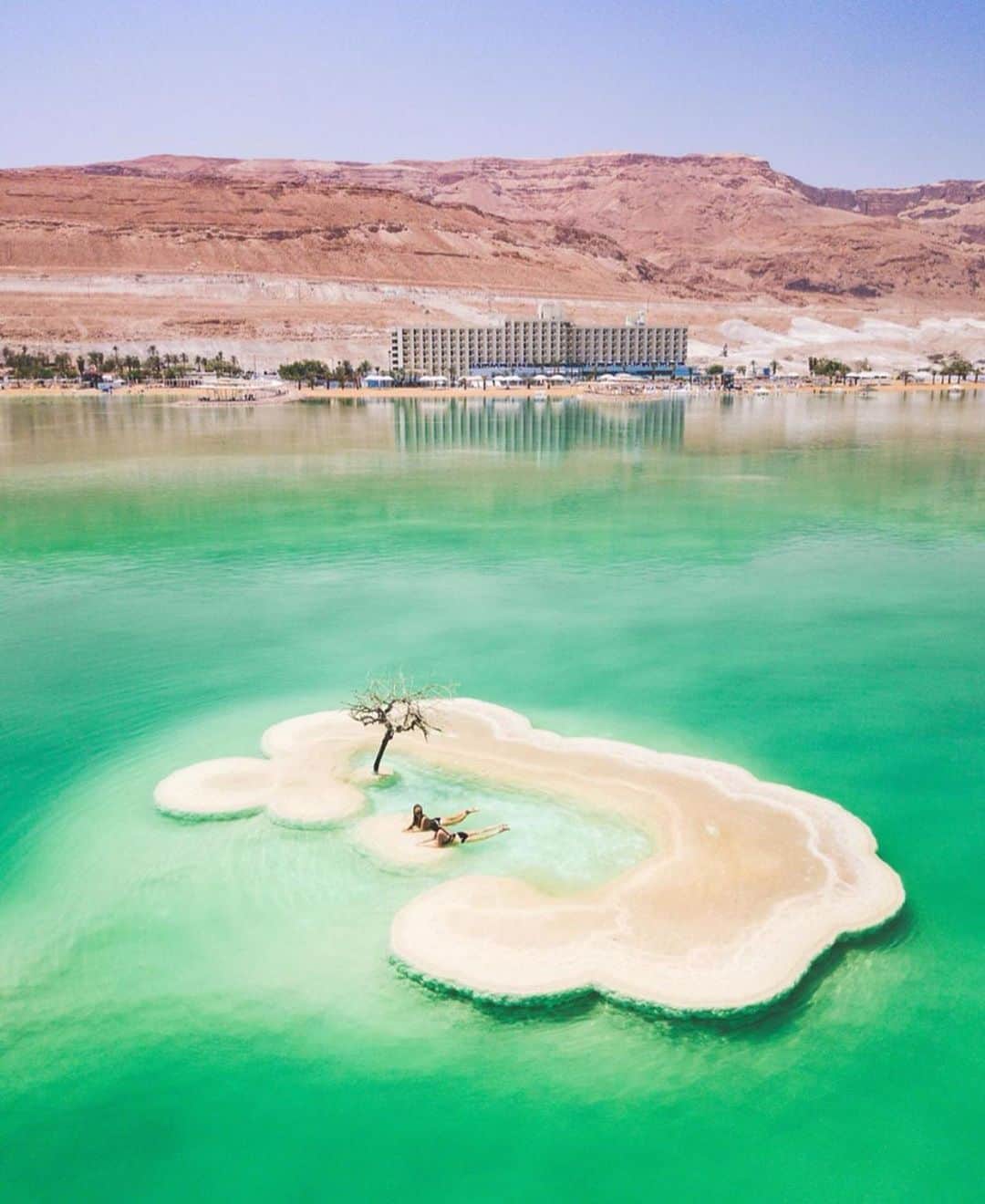 Wonderful Placesさんのインスタグラム写真 - (Wonderful PlacesInstagram)「Floating in the Dead Sea ✨💚💚💚✨ . Pictures by ✨✨@jackson.groves✨✨ #wonderful_places for a feature 💚」7月16日 6時32分 - wonderful_places