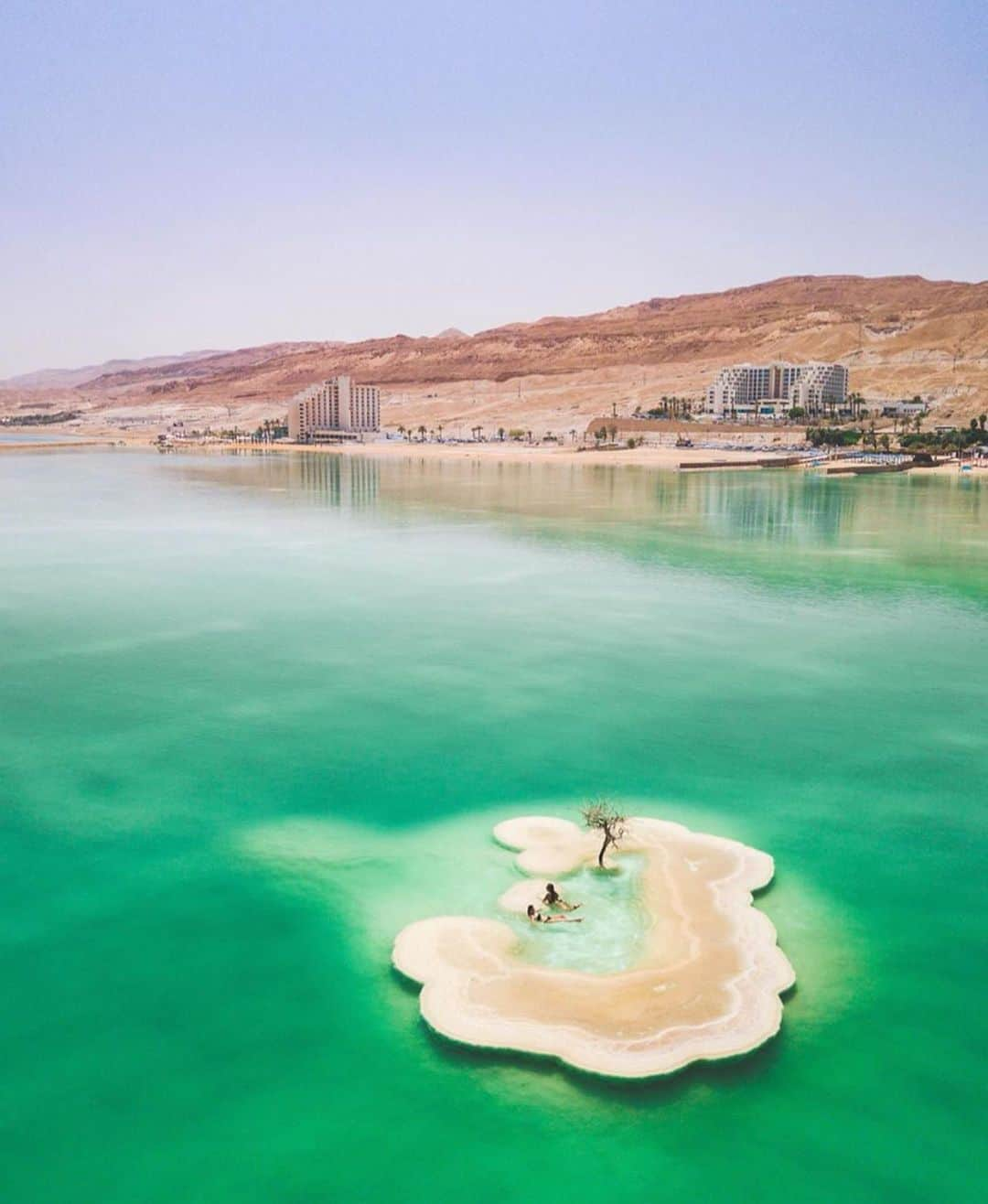 Wonderful Placesさんのインスタグラム写真 - (Wonderful PlacesInstagram)「Floating in the Dead Sea ✨💚💚💚✨ . Pictures by ✨✨@jackson.groves✨✨ #wonderful_places for a feature 💚」7月16日 6時32分 - wonderful_places