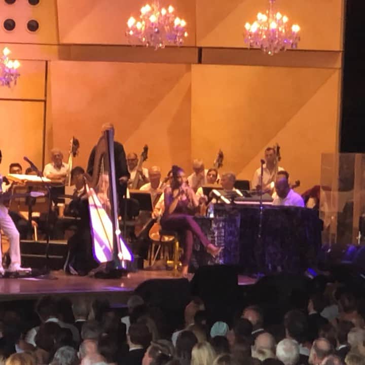 ジェニファー・ハドソンのインスタグラム：「I have been waiting for this moment for a while !  #ifitsmagic #jhudharp moment」
