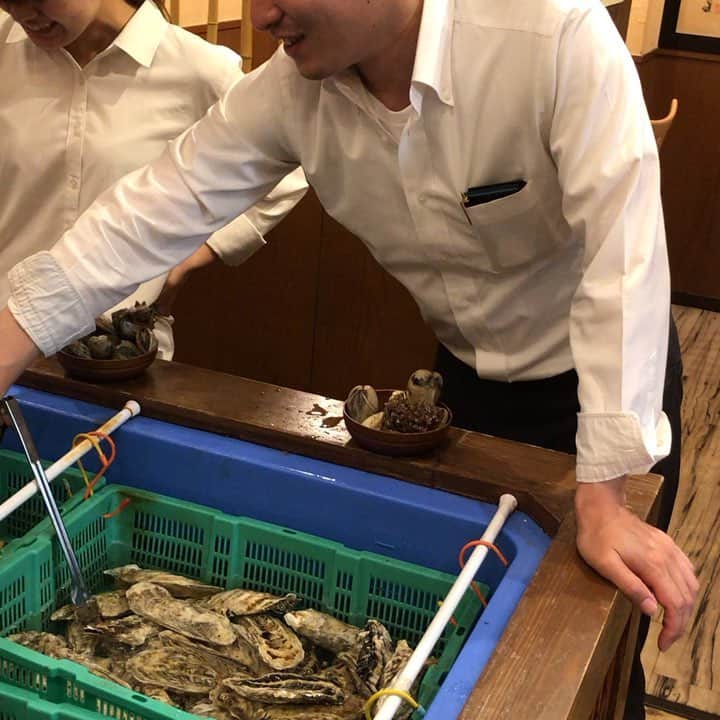 鶏魚 谷町のインスタグラム：「鶏魚です！しーちゃんです🎶 三連休の方も多かったのではないでしょうか。 鶏魚は元気に営業しております*\(^o^)/* 三連休の最後は、海鮮で疲れを吹っ飛ばしてくださいね♡ #三連休 #海鮮 #鶏魚 #大阪 #谷町四丁目 #駅近 #セルフ飲み放題 #地域最安値 #コース #座敷 #個室 #貝盛り放題 #ガンガン焼き #あさり #はまぐり #ホンビノス貝 #牡蠣 #さざえ #飲み会 #女将」