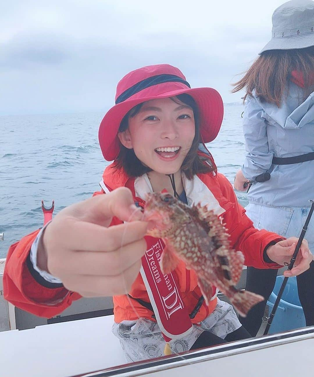 高本采実さんのインスタグラム写真 - (高本采実Instagram)「🎣 誰でも簡単お手軽サビキ✨ ショアでもオフショアでも ひょこっと顔だしてくれるガッシー🤤🐟💕 . こうゆう釣りも、 みんなでわいわいできるから楽しいなー☺️✨ . . . . . #カサゴ #ガシラ #ロックフィッシュ #rockfish #オフショア #サビキ #船釣り #boatfishing #ライトゲーム #船 #海 #海釣り #海の日 #釣り #釣り好き #釣りガール #高本采実 #あやみん」7月15日 21時39分 - ayami__summer