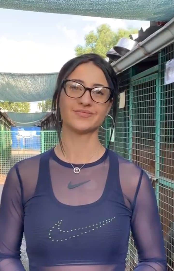 ヤナ・イグリアンのインスタグラム：「Не вижу смысла делать описание под моим видео, поэтому держите целый пост на эту тему. ⠀ 1️⃣ У вас обязательно должно быть искреннее желание прийти в приют. ⠀ 2️⃣ Вам нужно приходить с хладнокровным сердцем: здесь есть и старые собачки, и больные, и инвалиды - и есть те, кому просто не повезло. ⠀ 3️⃣ С собой обязательно возьмите одежду, которую вам не жалко (или сразу приезжайте в ней): собаки точно начнут на вас прыгать и играть с вами. ⠀ 4️⃣ Если вы планируете сюда возвращаться, приобретите личный поводок, чтобы гулять с собачками. ⠀ 5️⃣ Возьмите с собой сладости для собак (в видео я как раз об этом рассказываю): угостите всех собак в приюте. ⠀ 6️⃣ По возможности купите корма или (если вы точно знаете, что нужно) медикаменты для собак. В дальнейшем вам расскажут, какие больше подходят. ⠀ Вот и всё! И помните: главное - это по-настоящему хотеть прийти в приют и сделать его обитателей чуточку счастливее🤗」