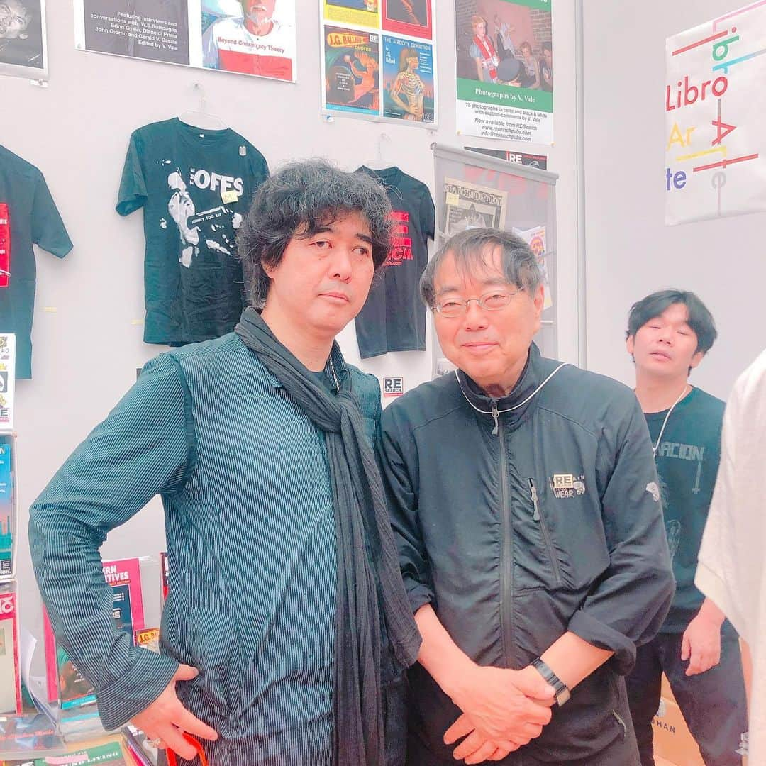 柳下毅一郎さんのインスタグラム写真 - (柳下毅一郎Instagram)「with V.Vale (of Re/Search) at Tokyo Art Book Fes #tabf #mot  #research #vvale #art」7月15日 21時33分 - garth_y