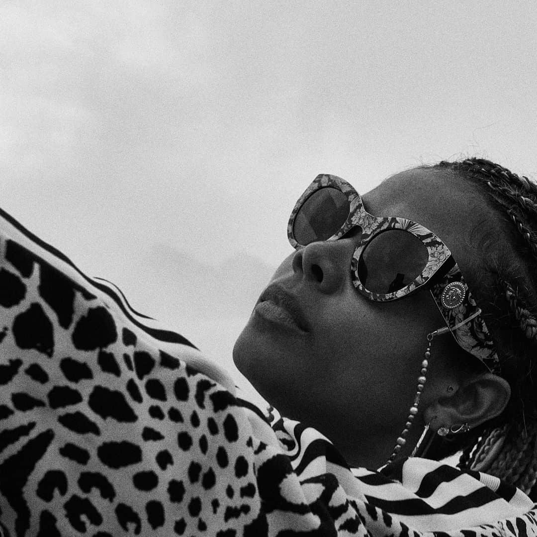 ケリスのインスタグラム：「SAFARI 2019 #versace #itsalifestyle」