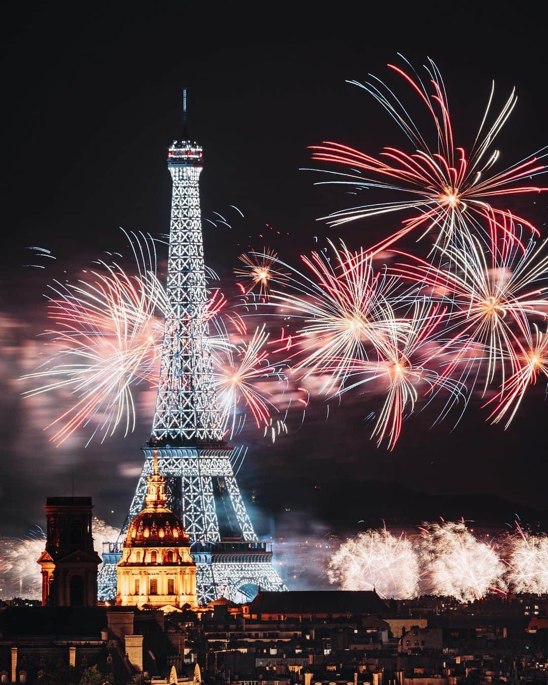Putri Anindyaのインスタグラム：「Ancient beauty 🎇 // you know that kind of moment where you know it will be gone very fast so your brain try to memorise it more than other moments ? I think it happens to me everytime i take a jet coaster and see fireworks. i remember the first time i witnessed fireworks with my eyes was in new year’s eve Jakarta in Monas 2006. It was beautiful and i witnessed it with my parents and my best friend. I remember that for loooong time.  Until Last night i had the opportunity to witness one of the best fireworks you can ever see in the world just one day after my birthday! (Feels like France celebrated it too LOL)  The coolest thing about it, last May @gogojungle kindly asked me and my boyfriend @capra311 to see Bastille Day Fireworks from a rooftop!  The craziest thing about it, i saw this from the rooftop of @cyparisgdl , a gorgeous hotel with a very amazing view. .  My luck isn’t finished yet, because I also got an opportunity to use sony FE 100-400 mm F4.5-5.6 GM lens from @selection_photo . . Huge thanks to @gogojungle @cyparisgdl And @selection_photo For this unforgettable memory! .  Ps : this is my first time to take a proper firework picture with a proper camera from @sonyalpha_id and with a slow shutter. Hope you guys like it and check the end of the slide, there’s a video with Weightless from @realwashedout as the backsound.」