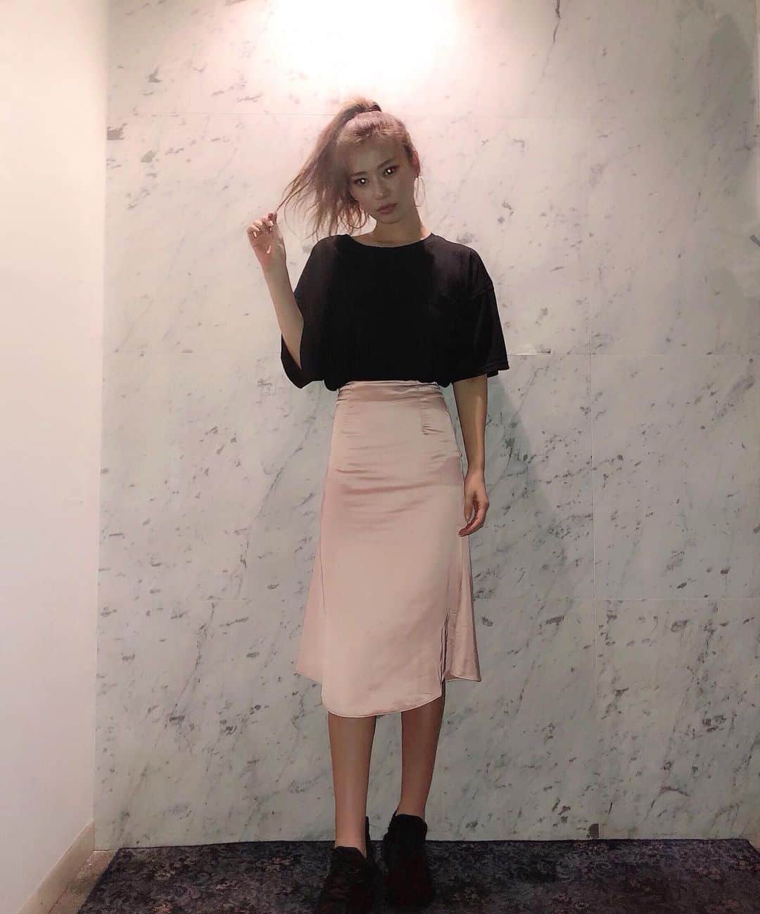 長谷川唯のインスタグラム：「・ ・ めずらしいコーデ🦄🧡きれいめスカートだからトップスと靴ではずしてみたよん🧡💛 ・ ・ #code #fashion #me #ootd #fashionista #ファッション #love #happy」