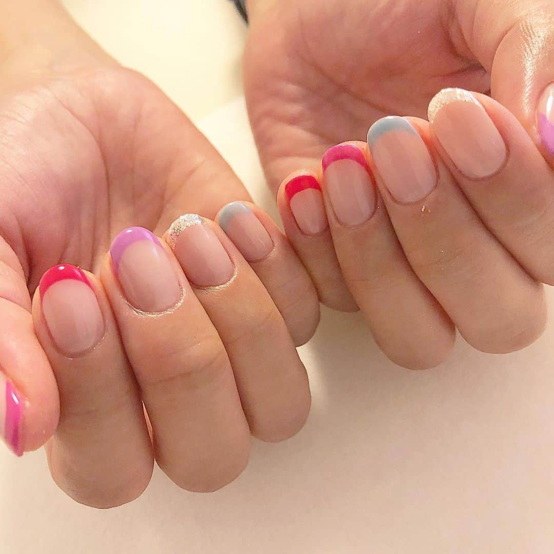 Kana Kobayashiさんのインスタグラム写真 - (Kana KobayashiInstagram)「夏らしい5色で細めにフレンチネイル💅 #red #pink #purple #blue #silver ベースカラーはナチュラルなオリジナルのピンクを塗っています。 ・ ・ お問い合わせ ☎︎07069989946 LINE🆔 @wno5786r #nail #jelnail #nailart #accessory #fashion #Anela #beauty #ジェルネイル #ネイルアート #表参道 #小林奏 #wedding #bridal #ウェディング #子連れok  #大人ネイル #ネイル #青山 #シンプルネイル #フレンチネイル #夏ネイル #夏フレンチ #カラフルフレンチ #summer」7月15日 21時43分 - anela_kana