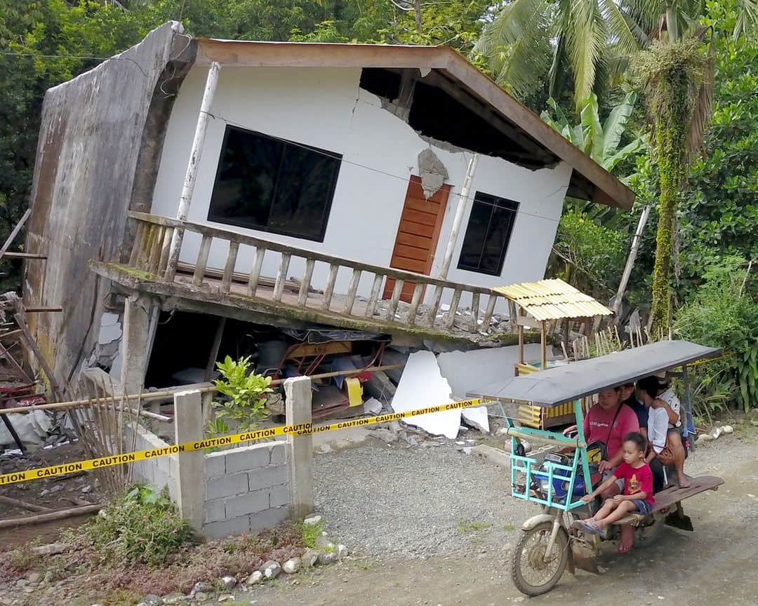 AFP通信さんのインスタグラム写真 - (AFP通信Instagram)「AFP Photo 📷 @nomads_lens - A motorist drives past a destroyed house after a large earthquake that hit Surigao City, in southern island of Mindanao on July 15, 2019. Fifty-one people were injured and several homes, churches and other buildings damaged on Saturday when an earthquake sent terrified residents of the southern Philippines fleeing their homes before dawn, police said.」7月15日 21時44分 - afpphoto