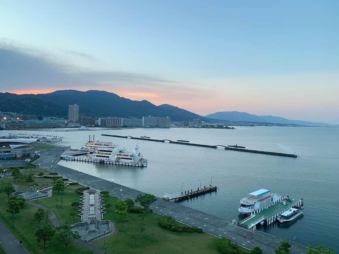 中川可菜さんのインスタグラム写真 - (中川可菜Instagram)「海の日ですが、びわ湖の写真を投稿します🤳🚢🏙🌄🌆🌃 https://www.okeihan.net/okeihan/spot/vol2.php #琵琶湖ホテルからの景色 #琵琶湖ホテル #biwakohotel #biwakohotel_official #琵琶湖汽船 #ミシガンクルーズ #琵琶湖 #びわ湖 #biwako #lakebiwa #滋賀 #shiga #japan #京阪電車 #京阪 #keihanrailway #keihan」7月15日 21時45分 - nakagawa_kana