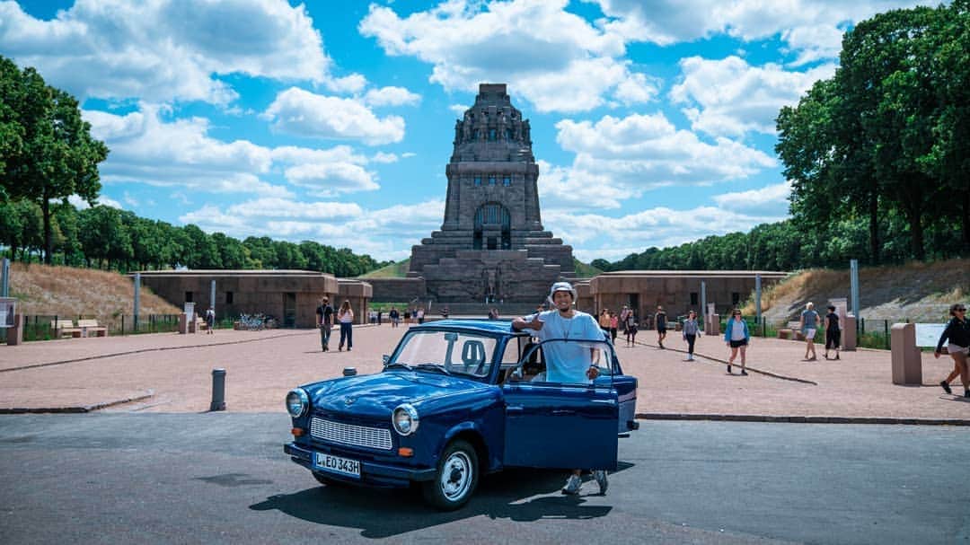 山下歩のインスタグラム：「ゲーテ街道ラストの都市はライプツィヒ！Audiの前身であるビンテージカーで街を巡るトラビツアーに参加！歴史ある街のなか流れる川のカヤックツアーも最高で、ドイツってすごくネイチャーでチルな場所なんだなって改めて知りました。ドイツの歴史の深さや暖かい国民性に触れた２週間、とっても楽しかった～！ゲーテを中心にルターやバッハ、ナポレオンなんかのゆかりの地をめぐる旅。日本じゃ体験できないたくさんの感動をありがとうございました！  @leipzigtravel @unileipzig @germanytourism  #LeipzigTravel #ドイツ観光局 #海外旅行 #ゲーテ街道 #goethe #germany #kayaking #luther #トラベル」