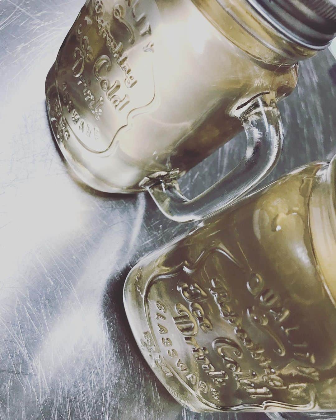 のインスタグラム：「梅ジュースできた🙆‍♀️✨✨✨ 美味しすぎて悶絶🤢 うちの👧🏻はんも、 うめじゅーしゅ！うめじゅーしゅ！のむー！！！ってがぶ飲み一気飲みしすぎて心配なるくらい毎日飲んでくれます😂お風呂上りは一緒に梅ジュース！！❤️☺️ ほんらしゃんとはしぇがわしゃんとわが家で梅ジュースパーティする予定やから（笑）ちゃんと残しとかなきゃと心配なるくらいの減り用😂  まだ先やと思ってたら3週間くらいで飲んでオッケーだと教えていただき🤤💓💓 予想より早くておしゃビン買いに行く時間なくて🤢 もう出来てると知った夜に今すぐ飲みたすぎて🤢←性格よ🙄  1番近くて遅くまで空いてるキャンドゥでとりあえず入れるビン買ったらちっさすぎた（笑）コーヨーで買えばよかったということを後から気づいた🙀 それにしても うんまー🤤❤️❤️❤️ 来年も絶対つくろ！！！😳💃💓🌱 #梅ジュース #梅ジュース作り #梅酒作り  #梅酒はまだ #たのしみすぎる」