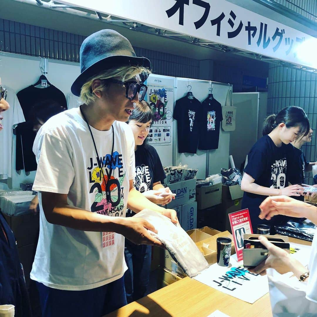 J-WAVEさんのインスタグラム写真 - (J-WAVEInstagram)「オフィシャルグッズをプロデュースしたアートディレクター 千原徹也さんも売り場に来てくれました✨  #repost from @namikibashi813 . J-WAVE LIVE 20th ANNIVERSARY EDITION🎧 . 千原店長も無事任務完了‼️ お越しいただき、ありがとうございました😊 . ライブスタート待ちです😊✨ . #jwave #jwavelive #横浜アリーナ #オフィシャルグッズ #れもんらいふ」7月15日 21時50分 - jwave813