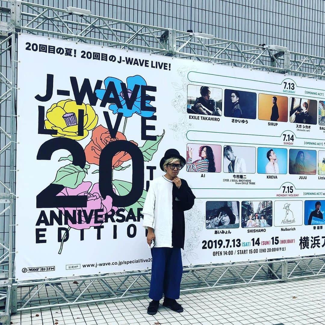 J-WAVEさんのインスタグラム写真 - (J-WAVEInstagram)「オフィシャルグッズをプロデュースしたアートディレクター 千原徹也さんも売り場に来てくれました✨  #repost from @namikibashi813 . J-WAVE LIVE 20th ANNIVERSARY EDITION🎧 . 千原店長も無事任務完了‼️ お越しいただき、ありがとうございました😊 . ライブスタート待ちです😊✨ . #jwave #jwavelive #横浜アリーナ #オフィシャルグッズ #れもんらいふ」7月15日 21時50分 - jwave813