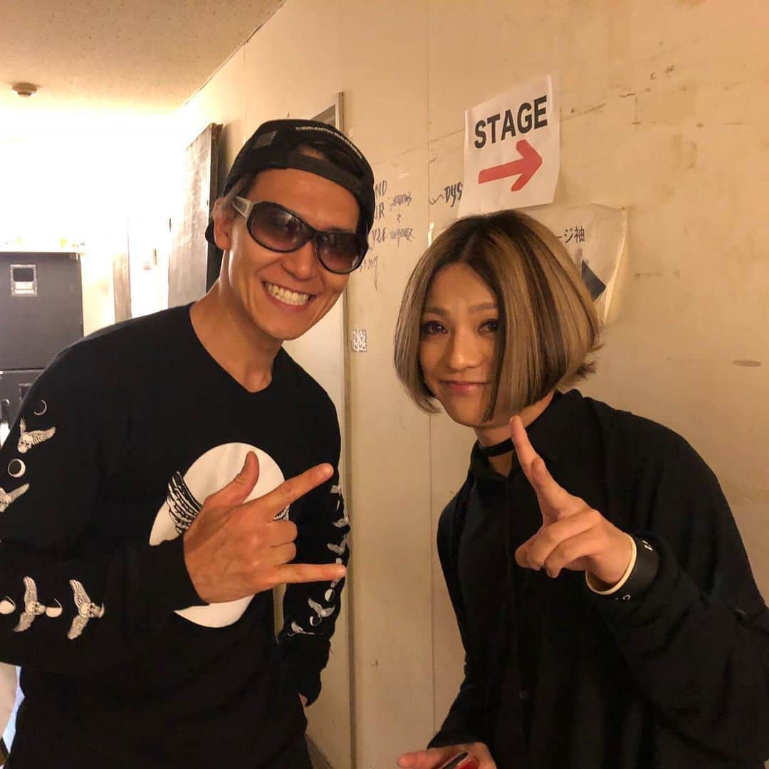 SHINPEIのインスタグラム：「LACCO TOWER ワンマンツアー2019「独想演奏会」を観に行って来ました！﻿ ﻿ バンドのアンサンブルと歌声がメチャ気持ちいい曲ばかりで、見惚れてしまいました、、、﻿ ﻿ しかも、発売前のアルバムサンプルまで頂いちゃって。贅沢！﻿ ﻿ 細川さんありがとうございましたー！﻿ ﻿ 17周年おめでとうございます！﻿ ﻿ #laccotower #変幻自在 #RYOGA #細川さんプロデュースのギターカッコいい」