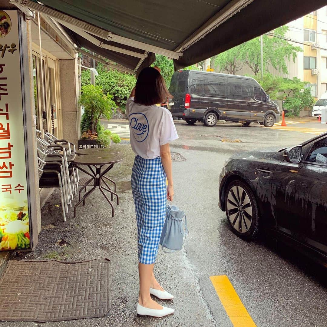 イ・ヒョニさんのインスタグラム写真 - (イ・ヒョニInstagram)「☔️ 비오는 날엔 호주식 월남쌈 👀ㅋㅋㅋ #그나저나 #팔자걸음심각 #턴아웃수준 #왜저러고서있지 #발레무경험자 #8 #eight」7月15日 21時54分 - lee.hyunyi