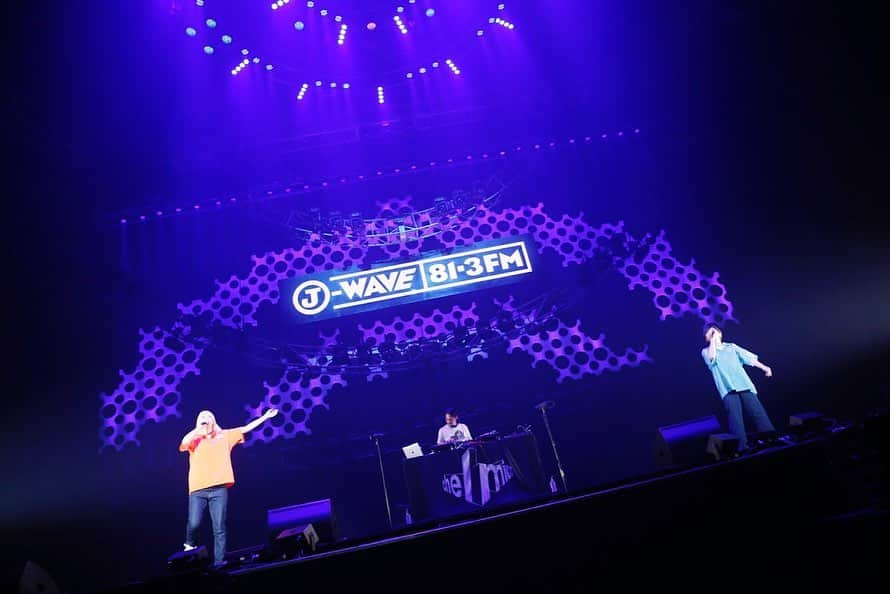 J-WAVEさんのインスタグラム写真 - (J-WAVEInstagram)「「J-WAVE LIVE 20th ANNIVERSARY EDITION」. . 夏の大型オムニバス・ライブイベント「J-WAVE LIVE」‼️. 最終日の7月15日（月）、オープニングを務めたchelmicoのオフィシャル写真が到着しました📸✨✨. . Photo by Tsukasa Miyoshi (Showcase). . 【出演者】. chelmico. 平井 堅. SHISHAMO. Nulbarich. あいみょん. 秦 基博. . #jwave #jwavelive #jwavelive20thanniversaryedition #ライブ #オムニバスライブ #横浜アリーナ #横アリ #ライブ写真 #chelmico」7月15日 22時07分 - jwave813