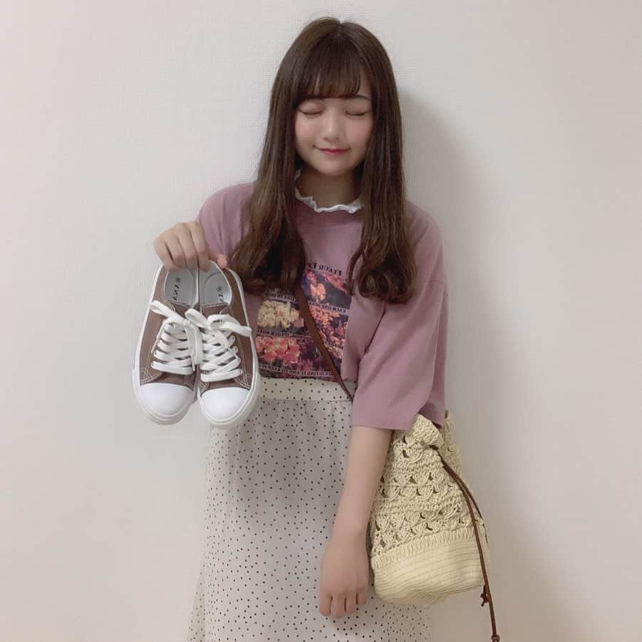 のインスタグラム：「全身コーデプレゼント企画🎁 ㅤ このコーデをまるごとプレゼントするっていう企画をYouTubeでやってるのでよかったら参加してみてください😮 ㅤ 夏のお出かけにぴったりなコーデ🥰 ㅤ 動画ではコーデを組むコツとか着用動画も紹介してます🌵 ㅤ プロフィールのURLから動画に飛べます🍚 ㅤ サイズと応募条件も動画の概要欄にあります🎥 ㅤ お腹いっぱいすぎてお腹痛い🤢 ㅤ あ！！！久々の部屋撮りどう？？？？？？？ ㅤ #プレゼント企画 #wego #コーデ #夏服 #夏コーデ #デートコーデ #低身長コーデ #プチプラコーデ #大学生コーデ #ガーリーコーデ #スニーカーコーデ #tシャツコーデ #古着女子 #古着コーデ」
